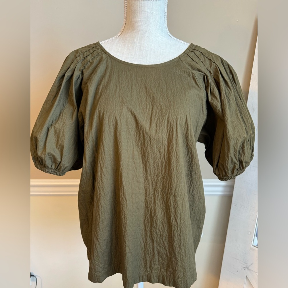 Beautiful Army Green Levi’s Tie Back Top 🤩